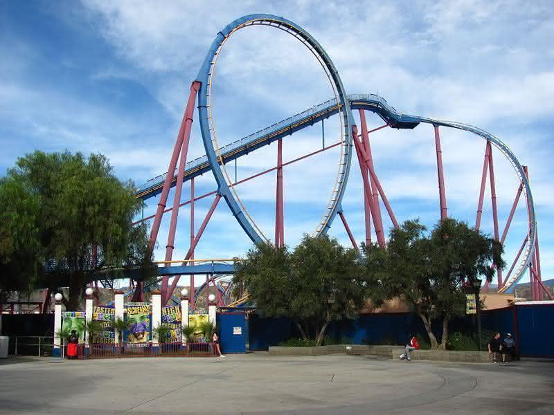 Scream_lift_hill_and_vertical_loop